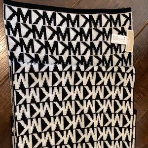 Scarf MK black and white